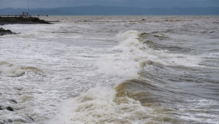 Waspada gelombang tinggi di perairan NTB Warga duduk di pinggir pantai saat terjadi gelombang tinggi di Pantai Ampenan, Mataram, NTB, Minggu (10/3/2024). Badan Meteorologi, Klimatologi dan Geofisika (BMKG) Stasiun Meteorologi Zainuddin Abdul Majid memberikan peringatan dini waspada gelombang setinggi 2 meter hingga 4 meter terjadi diperairan Selat Lombok bagian utara dan selatan, Selat Alas bagian utara dan selatan, perairan utara Sumbawa, Selat Sape bagian utara dan selatan dan Samudera Hindia selatan NTB.ANTARA FOTO/Ahmad Subaidi/rwa.