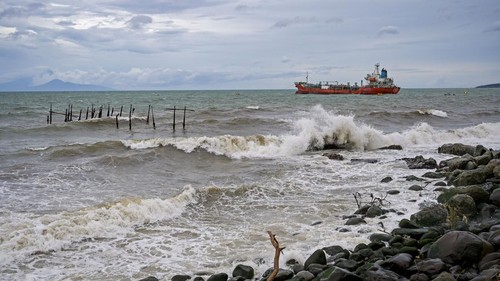 Warga duduk di pinggir pantai saat terjadi gelombang tinggi di Pantai Ampenan, Mataram, NTB, Minggu (10/3/2024). Badan Meteorologi, Klimatologi dan Geofisika (BMKG) Stasiun Meteorologi Zainuddin Abdul Majid memberikan peringatan dini waspada gelombang setinggi 2 meter hingga 4 meter terjadi diperairan Selat Lombok bagian utara dan selatan, Selat Alas bagian utara dan selatan, perairan utara Sumbawa, Selat Sape bagian utara dan selatan dan Samudera Hindia selatan NTB.ANTARA FOTO/Ahmad Subaidi/rwa.