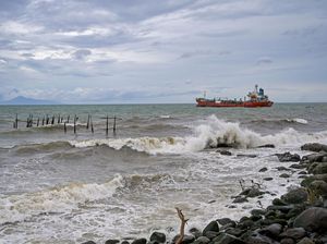 Bahaya Cuaca Ekstrem di NTB, BPBD Mataram Minta Warga Tak ke Pantai