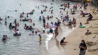 Pantai yang terletak di cekungan Teluk Palu itu menjadi salah satu destinasi utama untuk dikunjungi warga sekitar pada setiap akhir pekan atau libur.