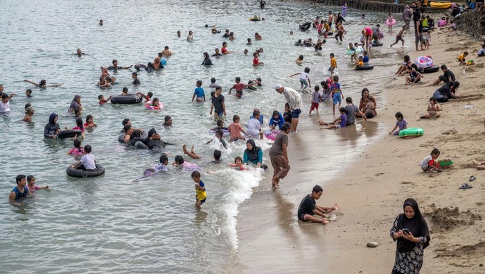 Wisata Pantai Kampung Nelayan di Palu Warga bermain air di Pantai Kampung Nelayan, Palu, Sulawesi Tengah, Minggu (10/3/2024). Pantai yang terletak di cekungan Teluk Palu itu menjadi salah satu destinasi utama untuk dikunjungi warga sekitar pada setiap akhir pekan atau libur, terutama setelah rehabilitasi tanggul di kedua sisinya pascabencana. ANTARA FOTO/Basri Marzuki/rwa,