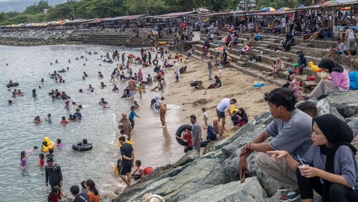 Wisata Pantai Kampung Nelayan di Palu Warga bermain air di Pantai Kampung Nelayan, Palu, Sulawesi Tengah, Minggu (10/3/2024). Pantai yang terletak di cekungan Teluk Palu itu menjadi salah satu destinasi utama untuk dikunjungi warga sekitar pada setiap akhir pekan atau libur, terutama setelah rehabilitasi tanggul di kedua sisinya pascabencana. ANTARA FOTO/Basri Marzuki/rwa,