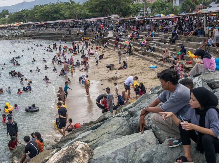 Wisata Pantai Kampung Nelayan Palu Ramai Jelang Ramadan