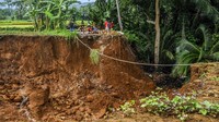 Hujan deras yang terjadi di kawasan tersebut mengakibatkan jalan poros desa Cilabanbulan-Ciherang ambles sedalam 15 meter. 