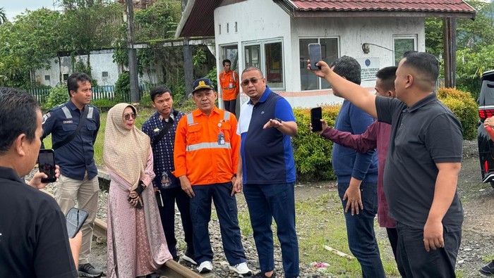 Anggota DPR RI Andre Rosiade mengunjungi perlintasan kereta api di Kasang dan Pasar Usang di Padang Pariaman, Sumatera Barat, Minggu (10/3/2024).