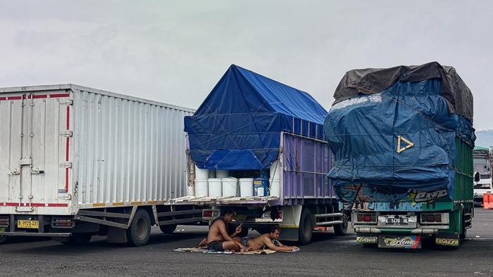 Antrean truk di Pelabuhan Ketapang