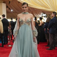 Hailee Steinfeld biasanya selalu sukses menjadi ‘red carpet darling’ dengan pilihan busana yang memukau, namun sepertinya tidak untuk kali ini. Mengenakan gaun ethereal Elie Saab Couture, bagian dada didesain terlalu berlebihan sehingga terlihat sedikit rumit, terlebih lagi tambahan detail pada bagian manset. Foto: John Locher/Invision/AP/John Locher
