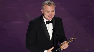 Ini momen saat sutradara Christopher Nolan dan seluruh tim film Oppenheimer naik ke atas panggung.  Foto: REUTERS/Mike Blake