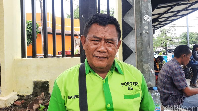 Bahru (50), porter di Stasiun Pasar Senen, Jakarta Pusat, 11 Maret 2024. (Annisa Aulia Rahim/detikcom)