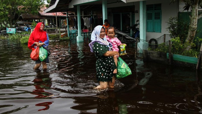 Seorang warga mengendarai sepeda melewati banjir di Jalan Anoi, Palangka Raya, Kalimantan Tengah, Minggu (10/3/2024). Curah hujan yang tinggi serta meluapnya Sungai Kahayan, Rungan, dan Sebangau mengakibatkan 16 kelurahan di empat kecamatan Kota Palangka Raya terendam banjir. ANTARA FOTO/Auliya Rahman/tom.