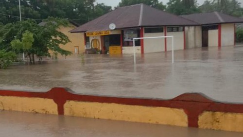 Banjir bandang menerjang Dampek, Ibu Kota Kecamatan Lambaleda Utara, Manggarai Timur, Nusa Tenggara Timur.
