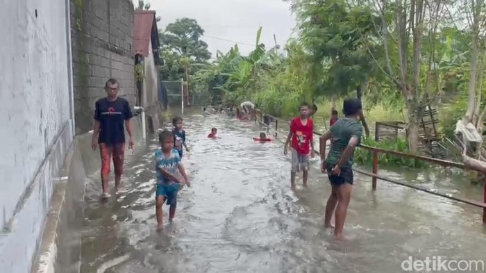 Beberapa wilayah sekitar sungai Bengawan Solo di Blora terendam banjir pada Senin (11/3/2024).