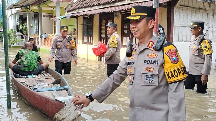 Distribusi bantuan makanan mulai didistribusikan ke warga terdampak banjir