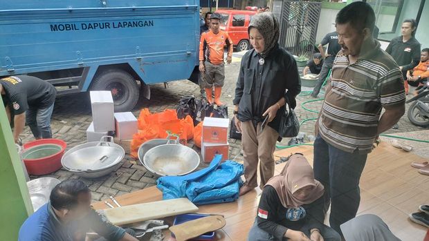 Distribusi bantuan makanan mulai didistribusikan ke warga terdampak banjir
