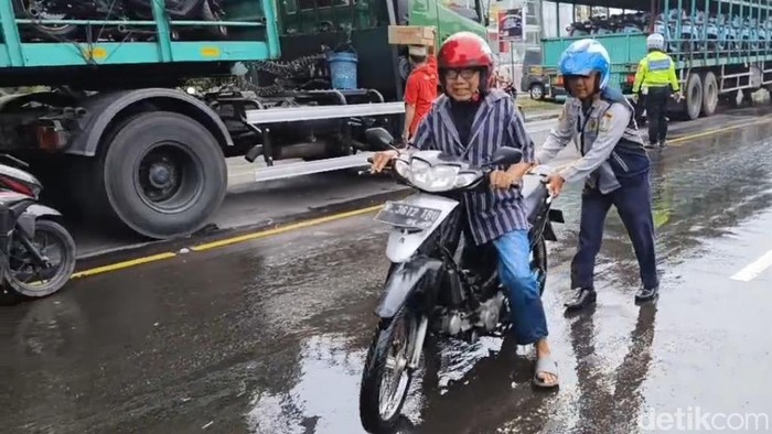 banjir di grati pasuruan sebabkan lalin merambat panjang