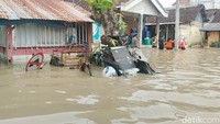 Banjir luapan Sungai Bengawan Solo merendam rumah dan barang-barang warga/Foto: Ainur Rofiq/detikJatim