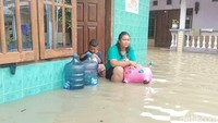 Warga yang terdampak banjir luapan Sungai Bengawan Solo/Foto: Ainur Rofiq/detikJatim
