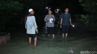 Patroli petugas di lokasi banjir/Foto: Ainur Rofiq/detikJatim