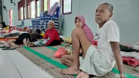 Pengungsi banjir luapan Sungai Bengawan Solo/Foto: Ainur Rofiq/detikJatim