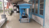 Separuh gerobak warga terendam banjir luapan Sungai Bengawan Solo/Foto: Ainur Rofiq/detikJatim