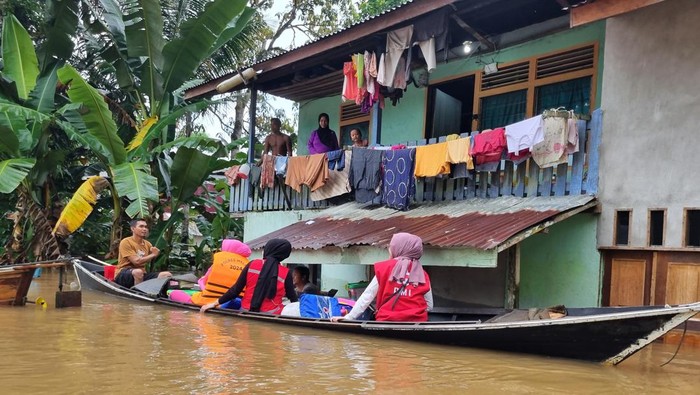 Banjir menerjang 4 kecamatan di Melawi, Kalbar.
