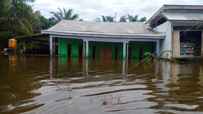 Banjir rendam rumah warga 5 dusun di Mamuju Tengah.