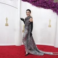 Sparkling forever. Michelle Yeoh tetap menawan di usia 61 tahun dengan gaun silver Balenciaga yang berkilauan, dipadu opera gloves dan jam tangan Richard Mille. Fun fact: gaun tersebut terbuat dari tiga gaun bekas yang dibeli Demna dari eBay. (Foto: Jordan Strauss/Invision/AP)