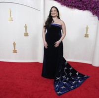 Back to root. Aktris keturunan Indian Lily Gladstone, nomine aktris terbaik dari film ‘Killers of the Flower Moon’, memberi penghormatan kepada leluhurnya dengan gaun Gucci buah kolaborasi Sabato De Sarno dan artisan di Joe Big Mountain of Ironhouse Quillwork. (Foto: Jordan Strauss/Invision/AP)