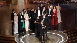 Momen Cillian Murphy Dipeluk Hangat Tim Oppenheimer di Oscar