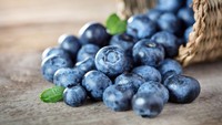 Kelompok buah berry, seperti blueberry, raspberry, dan blackberry, kaya flavonoid yang merupakan antioksidan kuat dan bersifat antiinflamasi. Selain melindungi sel penghasil testosteron, asupannya juga bisa mendukung sintesis testosteron yang sehat. Foto: iStock