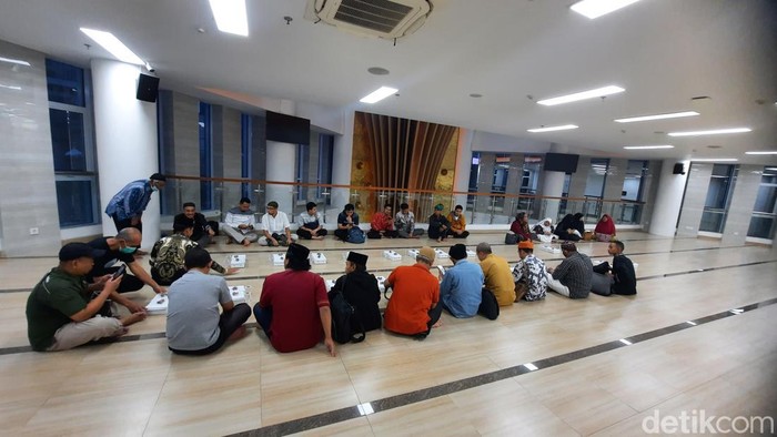 Buka puasa perdana di 1 Ramadan, di Masjid At Tanwir, Muhammadiyah, Jakarta, 11 Maret 2024. (Annisa AR/detikcom)