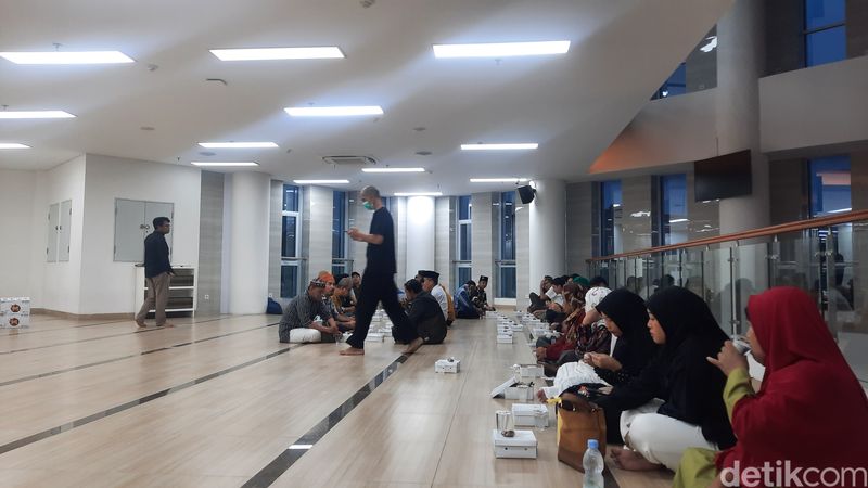 Buka puasa perdana di 1 Ramadan, di Masjid At Tanwir, Muhammadiyah, Jakarta, 11 Maret 2024. (Annisa AR/detikcom)