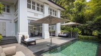 Ada kolam renang pirbadi sampai kawasan hutan hujan di sekelilingnya. Tak tanggung-tanggung, kemewahan ini dihargai SGD 19.000 per malam atau sekitar Rp 221 juta.  (Capella Hotel)