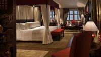 Kamar utama dilengkapi dengan pakaian walk-in, panel sentuh untuk mengontrol pencahayaan, AC, tirai, TV LCD layar datar 46 inci dan sound system BOSE. (Capella Hotel)