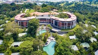 Capella dibangun di bekas lokasi pangkalan militer Inggris yang awalnya dibangun pada 1880-an. Kompleks itu diremajakan dengan bangunan baru tanpa merusak struktur bangunan lama.  (Capella Hotel)