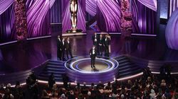 Momen Cillian Murphy Dipeluk Hangat Tim Oppenheimer di Oscar
