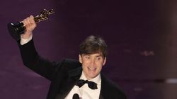 Momen Cillian Murphy Dipeluk Hangat Tim Oppenheimer di Oscar