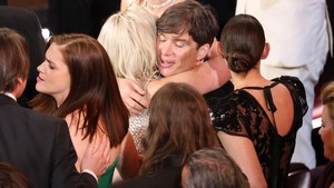 Ini momen saat Cillian Murphy dipeluk hangat usai kemenangannya jadi Best Actor. Selamat ya!  Foto: Rich Polk/Variety via Getty Images