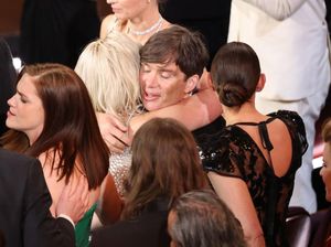 Momen Cillian Murphy Dipeluk Hangat Tim Oppenheimer di Oscar