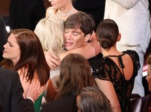 Momen Cillian Murphy Dipeluk Hangat Tim Oppenheimer di Oscar Momen Cillian Murphy Dipeluk Hangat Tim Oppenheimer di Oscar