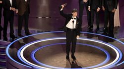 Momen Cillian Murphy Dipeluk Hangat Tim Oppenheimer di Oscar