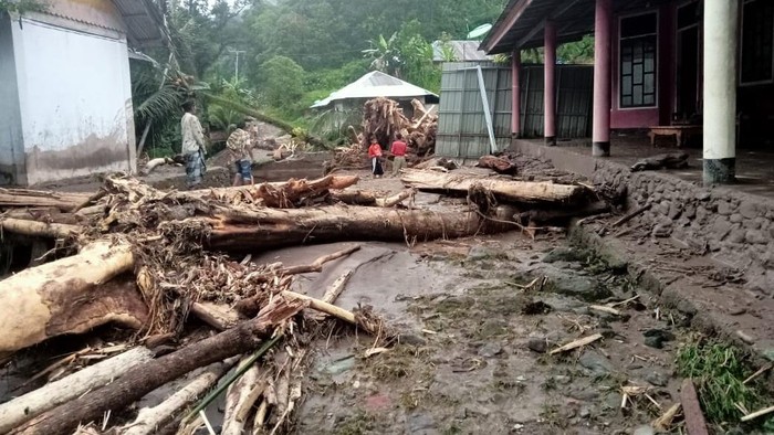 Dampak banjir dan longsor di Pesisir Selatan