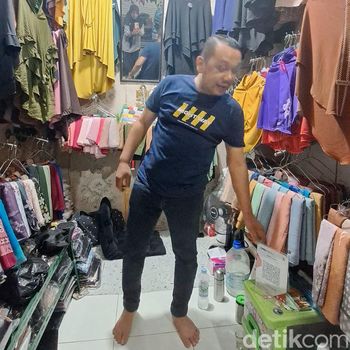Dona, pemilik Toko Wahyu Hijab di Pasar Sei Sikambing Medan (Andika Syahputra/detikcom)
