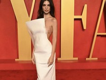 Cerita Emily Ratajkowski Usai Jadi Single Mother