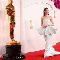 Emma Stone hadir di Oscars 2024 mengenakan gaun hijau mint berkorset peplum dari brand mewah Louis Vuitton. Foto: Christina House / Los Angeles Times via Getty Images