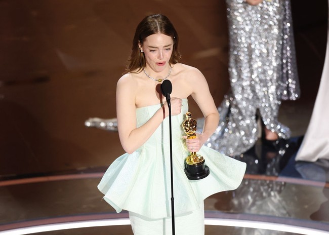 Emma Stone mengalami malafungsi busana atau wardrobe malfunction saat menerima penghargaan untuk aktris terbaik di Academy Awards ke-96, Minggu (10/3/2024) yang digelar di Ovation Hollywood, Los Angeles, Amerika Serikat. Foto: Rich Polk/Variety via Getty Images