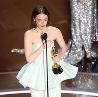 Emma Stone mengalami malafungsi busana atau wardrobe malfunction saat menerima penghargaan untuk aktris terbaik di Academy Awards ke-96, Minggu (10/3/2024) yang digelar di Ovation Hollywood, Los Angeles, Amerika Serikat. Foto: Rich Polk/Variety via Getty Images