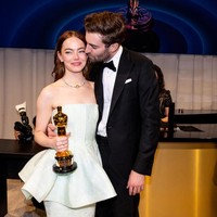 Emma Stone hadir di Oscars 2024 bersama suaminya sutradara Dave McCary. Keduanya menikah pada Januari 2021 dan dikaruniai seorang anak perempuan pada Maret 2021. Foto: Michael Buckner/Variety via Getty Images