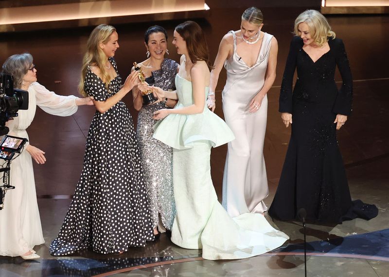 Emma Stone di Oscars 2024 Emma Stone mengalami malafungsi busana di Oscars 2024