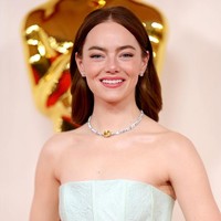 Emma melengakapi penampilannya di Oscars 2024 dengan aksesori kalung choker yang dihiasi berlian kuning 30 karat. Foto: Mike Coppola/Getty Images